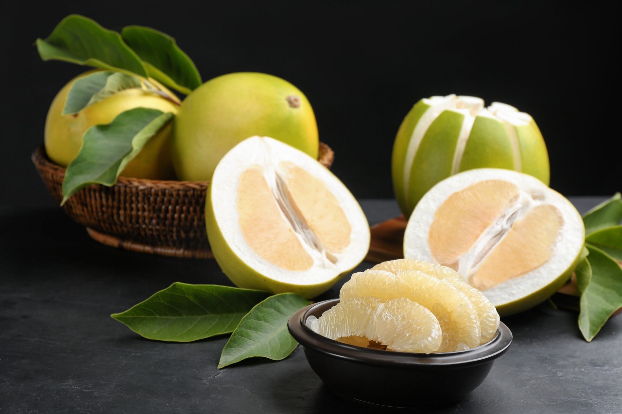 Pomelo (चकुंदर लिंबू)